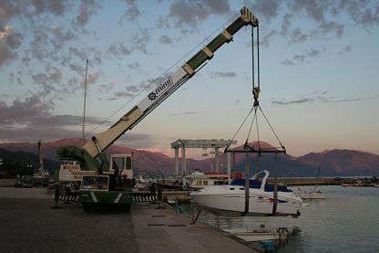 Autogru durante operazione di alaggio in banchina
