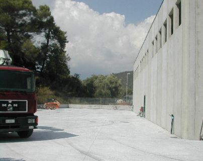 Cantiere di rimessaggio con autocarro